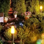 Décoration nocturne du jardin : misez sur les bornes solaires